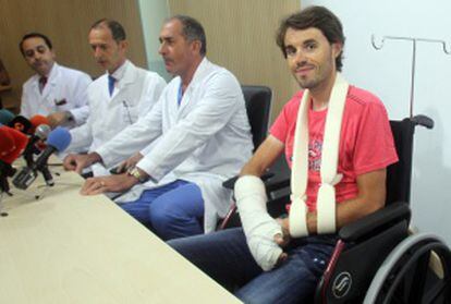 Samuel Sánchez, en una rueda de prensa el día después de su caída.