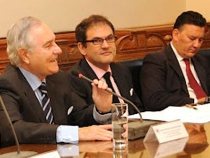 Carlos D&iacute;var, a la izquierda, en un momento de su viaje a la Corte Suprema de Chile, en 2010.