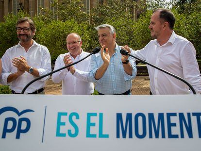 Javier de Andrés (con camisa azul), junto al vicesecretario de Organización de PP, Miguel Tellado (segundo por la izquierda), Carlos Iturgaiz (a la derecha)  e Iñaki Oyarzabal en un acto electoral en Vitoria en julio pasado.