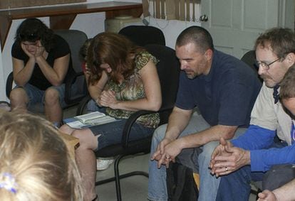 El grupo de misioneros estadounidenses, acusados de tratar de sacar ilegalmente de Haití a un grupo de niños, rezan antes de escuchar al vice fiscal Jean Ferge Joseph
