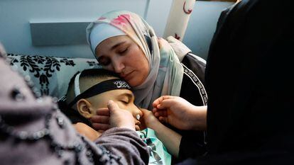 Una mujer palestina abraza a su hijo, muerto por un ataque israelí, en Cisjordania este martes. 
