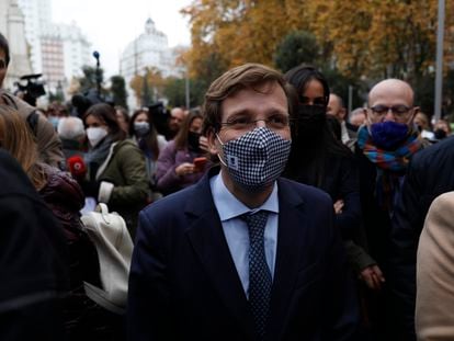 El alcalde de Madrid, José Luis Martínez Almeida, durante el paseo matutino por la nueva Plaza de España.