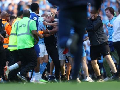 Erling Haaland recibe los abrazos de la afición tras el partido entre el Manchester City y el Chelsea, cuando el equipo 'citizen' ha levantado la Copa de la Premier League, en el Etihad Stadium este domingo.