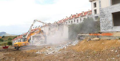 Las grúas derriban los edificios abusivos de Piélagos.
