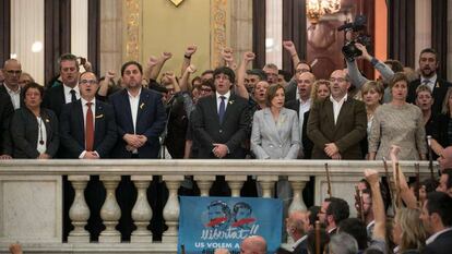 Puigdemont, Junqueras, Forcadell y otros líderes independentistas, el 27 de octubre de 2017, tras la declaración de independencia en el Parlamento catalán.