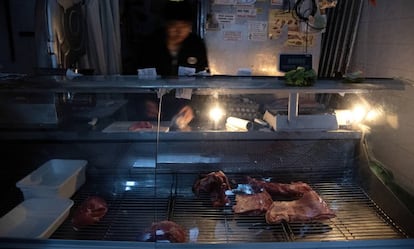Un hombre despacha en una carnicería de Buenos Aires durante el apagón del pasado domingo.
