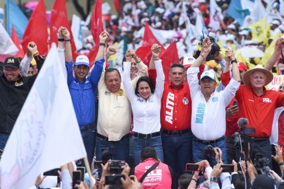 Del Moral rodeada de los dirigentes del partido de la coalición que representa su campaña: PRI, PAN, PRD y Nueva Alianza, el 28 de mayo.