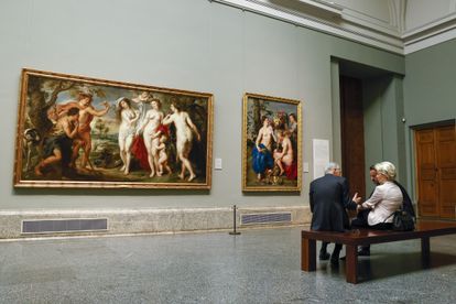 De izquierda a derecha, Jonas Gahr Støre, primer ministro noruego; Ursula von der Leyen, presidenta de la Comisión Europea; y Xavier Bettel, primer ministro de Luxemburgo, el miércoles en el Museo del Prado.