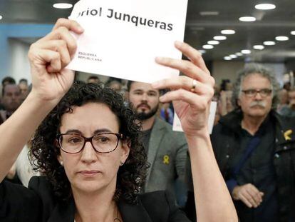La secretaria general de ERC, Marta Rovira, muestra un cartel con el nombre de Oriol Junqueras.