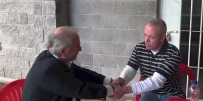 Fotograma del vídeo en el que Pastrana da la mano a 'El Popeye'.