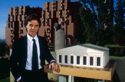 Ricardo Bofill en la sede de Taller de Arquitectura en Barcelona en los años ochenta.  