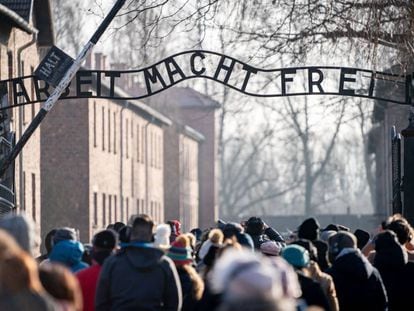 Visitantes en la entrada del antiguo campo de concentración de Auschwitz I, este sábado.