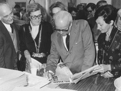 Juan Ortega Spottorno firmando el primer ejemplar de EL PAÍS (1976).