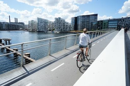 Una mujer pedalea por uno de los puentes ciclistas y peatonales de Copenhague, el pasado 20 de julio.
