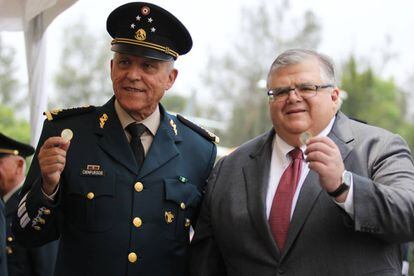El gobernador del Banco de México, Agustín Carstens (derecha), en julio.