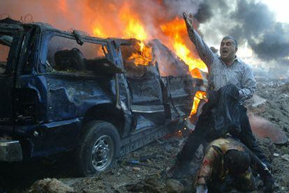 Un hombre pide ayuda tras la explosión del coche bomba que mató a Hariri en 2005.