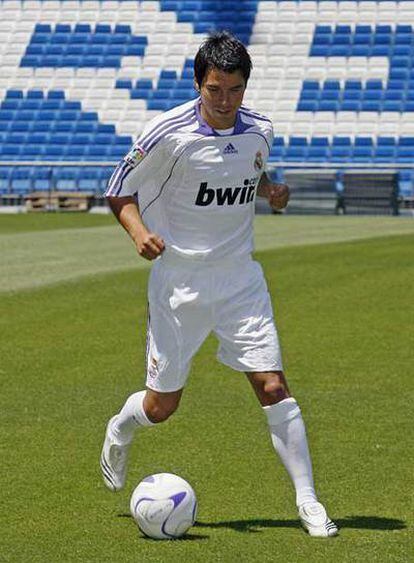 Javier Saviola estrena la camiseta del Real Madrid.