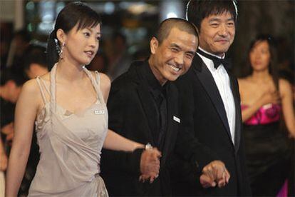 El director chino con algunos miembros del reparto.