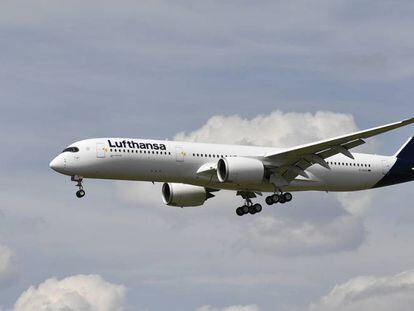 Un avión A350 de Lufthansa en vuelo.