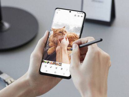 Una persona utiliza el nuevo Galaxy S21 Ultra con un S Pen.