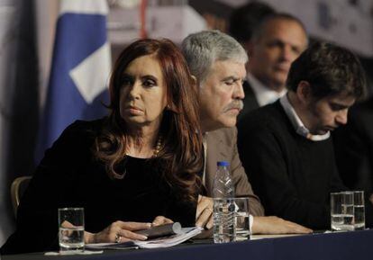 La presidenta de Argentina, Cristina Fern&aacute;ndez de Kirchner; el ministro de Planificaci&oacute;n Federal, Julio De Vido; y el viceministro de Econom&iacute;a, Axel Kicillof 