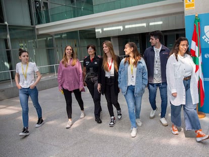 Un grupo de universitarios junto a una instructora de la Ertzaintza en la sede central de la Policía vasca, en Erandio (Bizkaia).