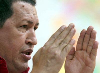 El presidente Hugo Chávez ha dado órdenes de comprar con dinero público empresas de los sectores lácteo, siderúrgico y alimentario.