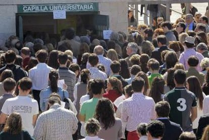 Varios centenares de personas asisten esta mañana a la misa en la capilla de Somosaguas.