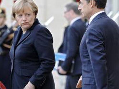 Merkel y Sarkozy antes de una reunión en El Elíseo