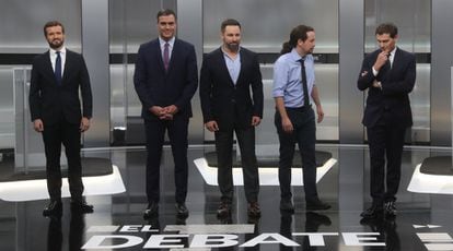 De izquierda a derecha: Pablo Casado, Pedro Sánchez, Santiago Abascal, Pablo Iglesias y Albert Rivera momentos antes del inicio del debate.