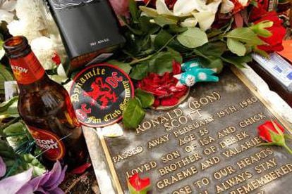 La tumba de Bon Scott con las flores que dejaron sus fans en el 30 aniversario de su muerte. El músico fue enterrado en el cementerio de Fremantle, Perth (Australia), en 1980.