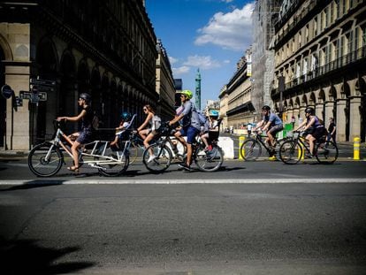 Ciclistas en la Rue de Rivoli de París cortada al tráfico, el pasado mes de mayo.