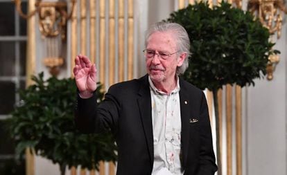 Peter Handke en Estocolmo tras pronunciar su discurso en la Academia Sueca.