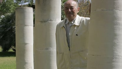 El catedrático Ramón Martín Mateo en una foto en el campus en 2006.