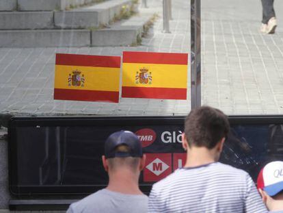 Bandera española a la entrada del metro de Glòries de Barcelona.