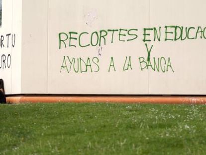 Pintada de protesta contra los recortes educativos en la Universidad Complutense de Madrid.