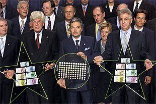 El presidente del BCE, Win Duisenberg (a la izquierda), el ministro belga de Finanzas, Didier Reynders (centro), y el gobernador del Banco de Bélgica, Guay Quaden (derecha)