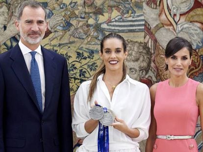 El rey Felipe VI y la reina Letizia con la nadadora Ona Carbonell en el palacio de la Zarzuela, en Madrid, el pasado martes. 