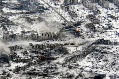 Imagen de dron tomada el día 19, y difundida este viernes, de la ciudad devastada de Marinka, en Donetsk, con un tanque ruso abriendo fuego.