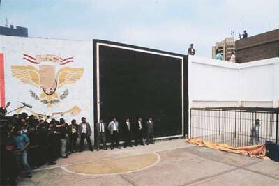 Exhibición de Abimael Guzmán, tras su captura en 1992. Fue presentado en una jaula, como una fiera, y caricaturizado con el uniforme de presidiario a rayas.