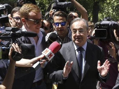 Florentino Pérez a su salida de la asamblea extraordinaria de la Liga.