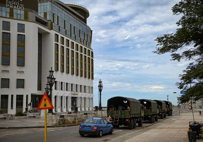 Trucks with policemen were observed on the main avenues of Havana. 