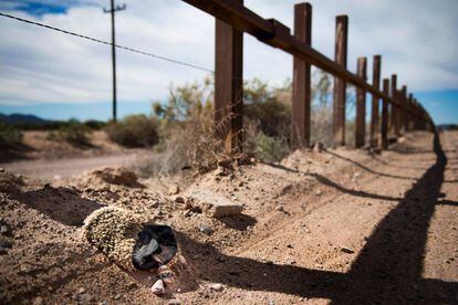 Un resto de un trozo de moqueta que utilizan los inmigrantes como zapatillas, en la frontera con México en Lukeville (Arizona)