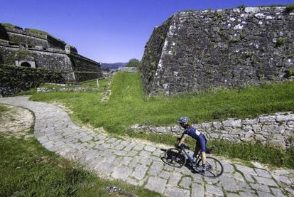 Un ciclista entre las murallas del fuerte de Valença do Minho, al norte de Portugal.