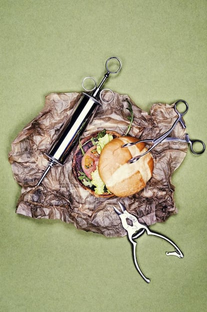 <b>Peso de la carne: </b>185 gr. <b> Punto fuerte:</b> El grosor de la carne. <b>Punto débil:</b> No decantarse por la cebolla cruda. <b>Valoración: </b>Solo para muy carnívoros. <b>Nota de cata: </b> Es una hamburguesa de buena calidad, pero se nota que prensada en molde: es decir, pierde el efecto de la carne picada que se deshace en la boca. (A la cebolla caramelizada, se ha añadido lechuga, tomate y rúcula). <b>Nota nutricional: </b>Es pan de mollete en lugar del de hamburguesa. Da igual: ambos tienen la misma cantidad de azúcar, grasas saturadas y sal. ¿Qué tal uno integral? <a href="http://visor.kioskoymas.com/visor/buenavida/" target=blank><i>Descargue nuestra aplicación gratuita para leer completa la nota de cata.</i></a>