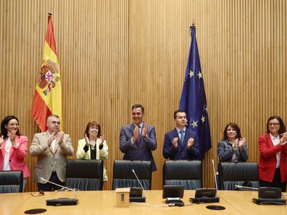 Pedro Sánchez, con la dirección del PSOE y de su grupo parlamentario, esta semana en el Congreso.