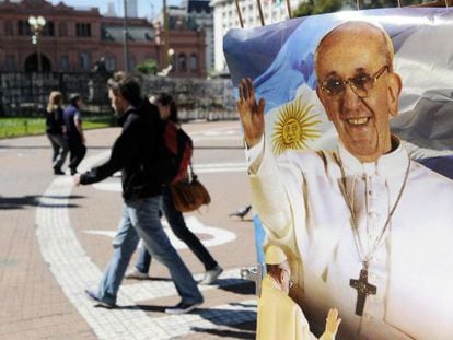 Un cartel de papa Francisco en Buenos Aires.