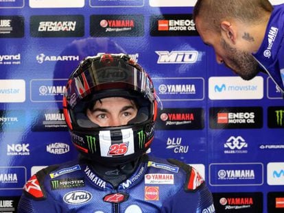 Maverick Viñales, en su box, junto a un miembro de su equipo.