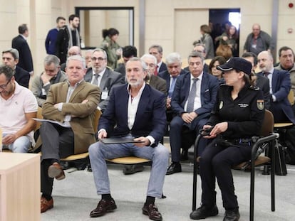 En primera fila, desde la izquierda, Álvaro Pérez, Pablo Crespo y Francisco Correa, en un juicio de Gürtel.