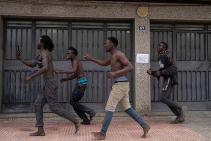 Migrantes corren por las calles de Melilla tras saltar la valla, este viernes.  